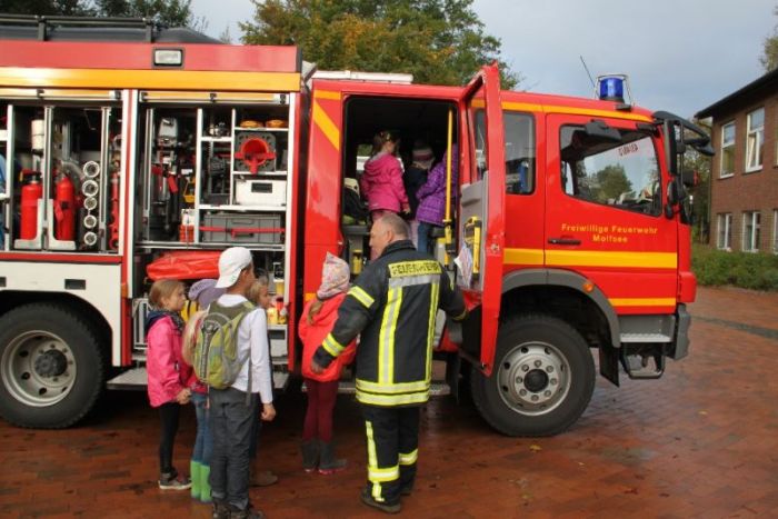 Die Feuerwehr zu Besuch in der Grundschule Eidertal.