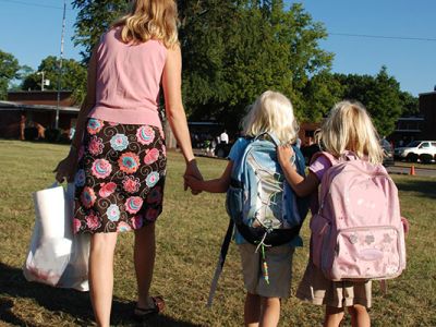 kinder_auf_dem_weg_zur_grundschule.jpg