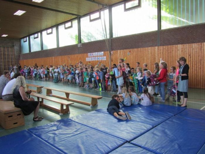 Fotos von der Einschulungsfeier in der Turnhalle der Grundschule Eidertal Molfsee.